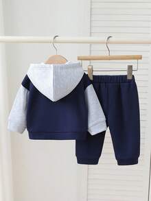 2 Stücke Set für Kleinkinder, Jungen, Colorblock-Kapuzenpullover, Jacke und einfarbige blaue Hose, lässiges Dekor mit Buchstabe Muster, lockere Passform, geeignet für Ausflüge, Faulenzen, Sport und Themenpartys. Trainingsanzug für Jungen, Babykleidung für Jungen, Letterman-Kapuzenpullover-Set für Jungen, Herbst- und Wintersaison, Kleinkindkleidung für Jungen - Blau - Übersicht 2