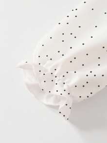 SHEIN Elladie kids 女童休闲衬衫套装，卡其色蝴蝶结设计，串珠针织罗纹面料，拼接梭织面料，白色底黑色波点长袖荷叶边下摆两件套衬衫上衣搭配卡其色珍珠微喇叭裤，两件套，适合返校、休闲、时尚、甜美、舒适的户外旅行秋冬装。