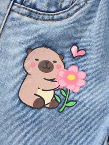 SHEIN Playful Pals 女宝宝卡通水豚印花直筒牛仔裤，可爱甜美休闲时尚推荐！经典水洗蓝牛仔舒适面料，卡通印花图案，高腰松紧腰带+假链条装饰设计，直筒廓形，修身显腿长。适合日常出游、校园休闲、周末出游、返校季、度假等，让孩子的每一天都时尚活力！ - 淺色水洗藍 - 查看 4