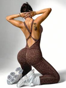 Dewbera 女式无缝豹纹交叉后背运动连体裤 - 棕色 - 查看 2