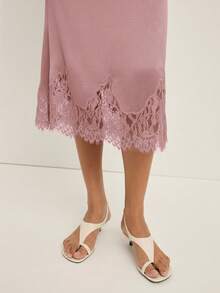 Nöista 这款优雅的女士半身裙饰有精致的蕾丝裙边，非常适合正式场合、派对装扮和精致的冬季造型；它是一款百搭单品，可轻松搭配衬衫或针织衫，为女性的冬季衣橱增添永恒的优雅气质，无论是休闲造型、优雅着装、圣诞节装扮还是精致的新年庆祝活动，都能完美驾驭。 - 藕粉色 - 查看 4