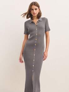 Nöista Cette robe côtelée à boutons marron est un incontournable pour les vêtements féminins d'automne. Parfaite pour la rentrée, le bureau ou la tenue décontracté chic, sa coupe classique et son style polyvalent en font une tenue idéale pour les fêtes ou les événements. C'est le vêtement parfait pour les femmes qui recherchent le confort et l'élégance en toute saison. - Gris foncé - Voir 4