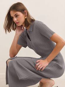Nöista Cette robe côtelée à boutons marron est un incontournable pour les vêtements féminins d'automne. Parfaite pour la rentrée, le bureau ou la tenue décontracté chic, sa coupe classique et son style polyvalent en font une tenue idéale pour les fêtes ou les événements. C'est le vêtement parfait pour les femmes qui recherchent le confort et l'élégance en toute saison. - Gris foncé - Voir 6
