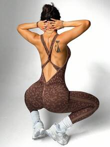 Dewbera 女式无缝豹纹交叉后背运动连体裤 - 棕色 - 查看 3