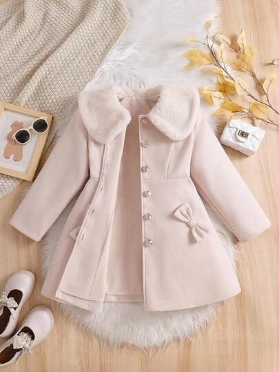 Sparklyn 女童纯色蓬蓬翻领3D蝴蝶结长款大衣。蓬松的翻领，精致可爱；A字廓形，适合各种身材。无论是游玩还是日常搭配，都能展现宝宝独特的优雅气质，轻松成为人群焦点。是妈妈们为宝宝精心挑选的时尚单品。