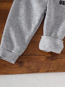 SHEIN Playful Pals 2 件套男婴字母印花连帽卫衣和松紧腰字母印花裤，适合外出、休闲装、秋冬季、男婴服装、灰色卫衣套装 - 灰色 - 查看 5