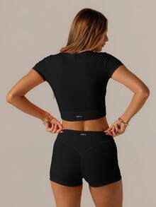 Aralina 女款休閒運動套裝，對比色可愛夏季上衣與單車短褲組合，適合健身房運動、夏季休閒、世界盃穿搭 - 黑色 - 查看 2