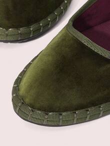 CUCCOO DOLLMOD 女士优雅天鹅绒经典舒适天鹅绒玛丽珍平底鞋，叶绿色 - 軍綠色 - 查看 5