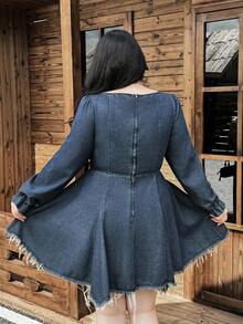 SHEIN EZwear 大码女式无弹力牛仔连衣裙，方领，高腰，流苏饰边，复古美式牛仔连衣裙，适合曲线女性，长袖 - 深色水洗藍 - 查看 2