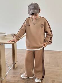 SHEIN 2 件套青少年男孩休闲条纹字母印花宽松圆领长袖运动衫和宽松纯色运动裤套装，适合运动，秋冬 - 卡其色 - 查看 4