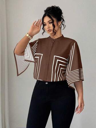 Elenzga Kooky Elegance 系列（Woe Is Me Vibes）（星期三美学）加大码立领几何线条黑白数码印花不对称中袖开襟修身通勤百搭办公室女士约会衬衫