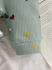 SHEIN 情人节新生儿爱心印花连体衣，舒适针织休闲连体衣，带发带 - 綠色 - 查看 6