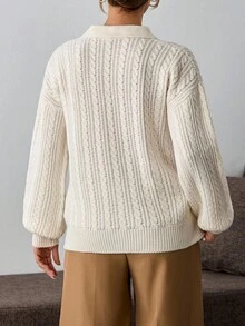 EURMUSE 带珍珠纽扣门襟和水钻蝴蝶结胸针的麻花针织 Polo 衫 - 奶油白 - 白色 - 查看 4