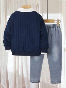 Genkimix Kids 秋季/初冬海军蓝针织罗纹两件套，上衣为海军蓝针织罗纹圆领长袖，带有仿口袋和白色字母印花，下装为做旧细节水洗牛仔裤，学院风，百搭，适合各种场合和节日，必备基本款 - 藏蓝色 - 查看 2