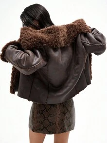 Aveloria GENKIRA Jaqueta de Pele Sintética Feminina Cáqui Nova de Outono/Inverno, Jaqueta Bomber Forrada de Pele Metalizada de Alta Qualidade, Jaqueta Feminina Versátil e da Moda com Cinto Decorativo de Cabelo Encaracolado e Parche no Olho - Café - Visão 3