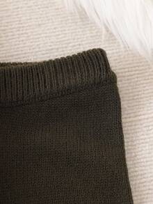 SHEIN Vintaside Kids مجموعة كنزة صوفية وبنطلون للبنات الصغيرات، كنزة صوفية كارديجان مطرزة بكشكشة على الحواف مع أزرار عمودية، مقترنة ببنطلون ذو ساق واسعة، طراز طازج وجميل، سمك عادي وملمس ناعم، ضروري للخروجات اليومية في فصلي الخريف والشتاء