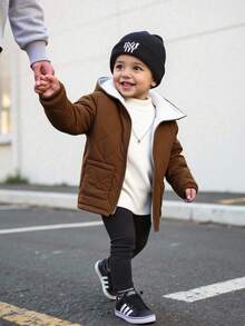 SHEIN Pikowana kamizelka dla chłopca z haftowanym ręcznikiem i bluzą świąteczną Bluzki jesienne Kardigan na Halloween Ubrania dla dzieci na Halloween Bluzka z długim rękawem Zestawy jesienne Kurtka w kratę Czarny kardigan Koszula na Halloween Czerwony kardigan Sweter na Halloween Brązowy kardigan Czarna bluzka Zielona bluzka Czerwona bluzka Koszule jesienne Sweter dla chłopców Biała bluzka