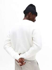 SUMWON 奢华罗纹针织套头衫，带金属徽章细节，经典冬季休闲长袖圆领毛衣 - 白色 - 查看 2