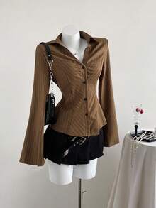 SHEIN PETITE قميص مخطط بأكمام واسعة وخصر ضيق وقصة نحيفة، طراز أنيق للنساء القصيرات، مناسب للارتداء اليومي في فصل الخريف - بني - مشاهدة 1