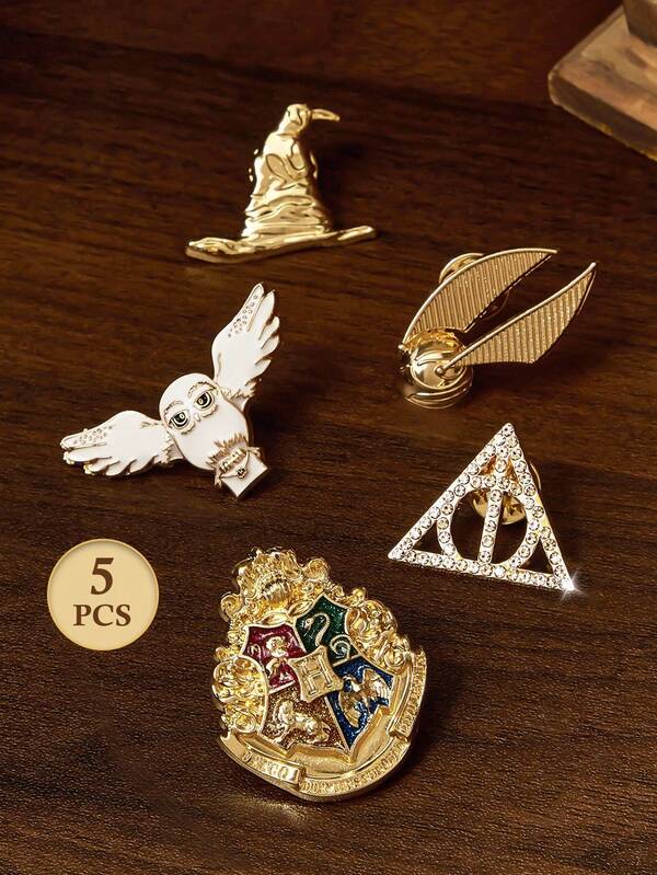 HARRY POTTER X SHEIN Set de 5 piezas de broches de aleación de zinc con diseños de moda, incluyendo la Snitch Dorada, las Reliquias de la Muerte, Hedwig, el Sombrero Seleccionador, adecuados para colección y regalos