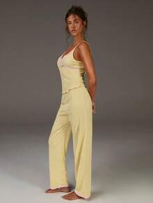 Athîral 女士休闲蕾丝拼布吊带背心和长裤睡衣套装 - 芥末黃 - 查看 5