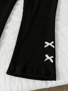SHEIN Explorewe 女童休闲衬衫套装，卡其色蝴蝶结设计，串珠针织罗纹面料，白色长袖荷叶边下摆衬衫上衣搭配卡其色珍珠喇叭裤，2 件套，适合返校季休闲、时尚、甜美、舒适的户外旅行装 - 黑色 - 查看 5