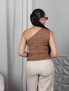 Melissa Matos 时尚百搭 S 形黑色金属扣装饰性感不对称领口上衣，适合春夏季女士 - 咖啡棕 - 查看 2