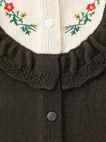 SHEIN Vintaside Kids مجموعة كنزة صوفية وبنطلون للبنات الصغيرات، كنزة صوفية كارديجان مطرزة بكشكشة على الحواف مع أزرار عمودية، مقترنة ببنطلون ذو ساق واسعة، طراز طازج وجميل، سمك عادي وملمس ناعم، ضروري للخروجات اليومية في فصلي الخريف والشتاء