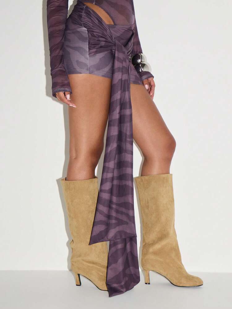 KIZN 사이드 타이 디테일이 있는 드레이프 타이거 프린트 미니 스커트