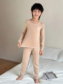 SHEIN Little Byeori 2 件套青少年男孩简约字母印花圆领撞色饰边长袖上衣和紧身裤睡衣套装 - 杏色 - 查看 3