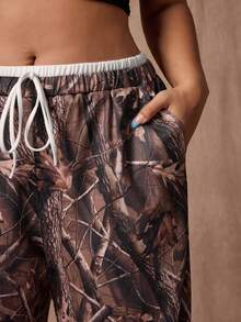 Rustia Calça Longa Estilo Streetwear com Cintura Ajustável por Cordão e Recortes em Plus Size