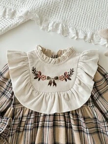 Cozy Pixies Vestido a cuadros de manga larga con cuello redondo, volantes en el bajo, cintura con lazo y bordado floral en contraste de color para niña bebé