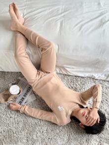 SHEIN Little Byeori 2 件套青少年男孩简约字母印花圆领撞色饰边长袖上衣和紧身裤睡衣套装 - 杏色 - 查看 1