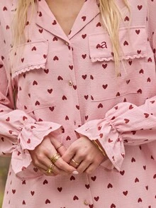 Aralina مجموعة بلوزة كم طويل مطبوعة بقلب الحب وشورت قصير مع تفاصيل كشكشة، بيجامات عيد الميلاد الجميلة أو بيجامات عيد الحب، 2 قطعة