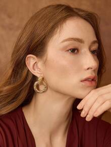 MOTF PREMIUM GOLD-PLATED GEOMETRIC TEXTURAL STATEMENT EARRINGS. - Yellow Gold - View 3