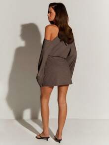 Athîral 女士咖啡棕色不对称肩部迷你连衣裙 | 丝滑柔软弹力针织面料，宽松飘逸垂坠版型，不对称肩部领口，加长长袖，收腰设计，简约缝线——现代性感风格，适合秋季、冬季、春季、派对之夜、约会之夜、度假、都市时尚和闺蜜外出等各种场合，蝙蝠袖连衣裙，优雅女士连衣裙 - 咖啡 - 查看 5