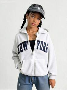 秋冬女童英文印花连帽拉链夹克 - 撞色字母印花混合街头风格，适合秋冬季的温暖针织面料，略微宽松的版型为成长提供空间，非常适合校园和街头穿着！ - 淺灰色 - 查看 3