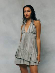 TypaGal Elegantes Kleid für Frauen mit weichem silbernem plissiertem Stoff mit dezenter Schimmeroptik. Der Halter-Ausschnitt und der gestufte Mini-Saum erzeugen eine jugendliche, aber raffinierte Silhouette, ideal als lässiges Kleid für Frauen mit elegantem Touch oder als funkelndes Kleid für besondere Anlässe. - Grau - Übersicht 4