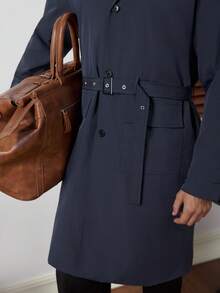 Core Aspect 男士纽扣前开襟长袖口袋简约休闲风衣，外出法兰绒风衣，送给朋友、丈夫、男友的礼物，男士长款海军蓝外套，2025新款男士秋冬畅销款，百搭外套，适合日常通勤、旅行，送给丈夫和男友的礼物，休闲简约风格，都市成熟风格，英伦绅士风格，男士收腰大衣 - 藏蓝色 - 查看 5