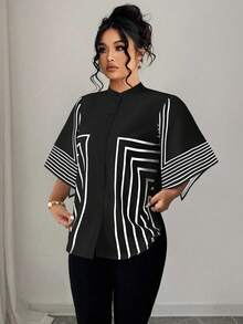 Elenzga Kooky Elegance 系列（Woe Is Me Vibes）（星期三美学）加大码立领几何线条黑白数码印花不对称中袖开襟修身百搭办公室女士约会衬衫 - 黑色 - 查看 6
