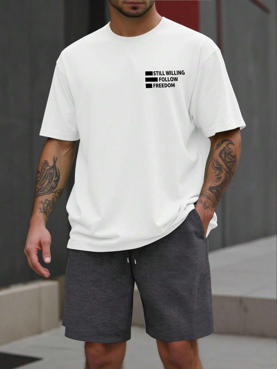 Manfinity Homme 白色短袖T恤,印有“依然愿意追随自由”字样,搭配深灰色休闲短裤,清新休闲的穿搭。时尚精致,也是送给男朋友的绝佳礼物。男士短裤套装,大码男士两件套,旅行装,舒适穿搭 - 彩色 - 查看 1