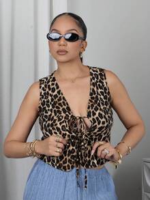 Melissa Matos Top de tanque sin mangas de estampado tropical para mujer con cuello en V, frente atado y mangas acampanadas para vacaciones - Multicolor - Ver 3