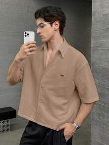 Manfinity BRENVOR 男士休闲时尚梭织短袖衬衫，带刺绣北极熊图案，适合夏季 - 卡其色 - 查看 2
