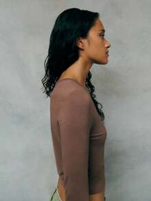 TypaGal 修身长袖上衣，对称下摆，廓形简洁。百搭基本款，线条精致，是极简主义风格、叠穿或柔和街头风格的理想之选。 - 咖啡棕 - 查看 3