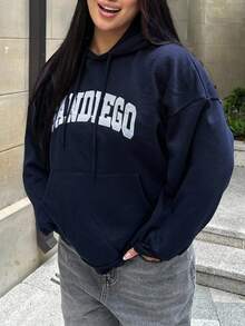 Dazy Plus Áo nỉ dày dặn có lớp lót giữ nhiệt, thêu chữ, có túi, kiểu dáng rộng rãi, phong cách đường phố, thích hợp cho nữ cỡ lớn, mùa Thu/Đông. - Màu xanh hải quân - Xem 5