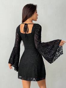 SHEIN PETITE 女士黑色蕾丝提花喇叭袖短款针织连衣裙，新年女士连衣裙，黑色连衣裙，女士迷你连衣裙，蕾丝黑色连衣裙，黑色夜店连衣裙，喇叭袖连衣裙，万圣节服装，黑色连衣裙，女士优雅连衣裙，女士优雅连衣裙 - 黑色 - 查看 2