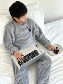 SHEIN 2 件套青少年男孩简约字母刺绣圆领长袖上衣和柔软羊毛睡裤套装，舒适家居睡衣，秋冬