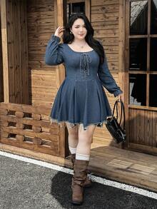 SHEIN EZwear 大码女式无弹力牛仔连衣裙，方领，高腰，流苏饰边，复古美式牛仔连衣裙，适合曲线女性，长袖 - 深色水洗藍 - 查看 4