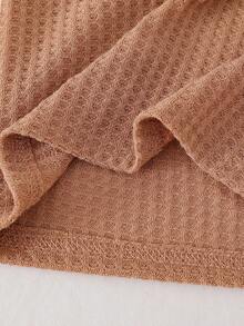 SHEIN Vintaside Kids 2 件套女婴休闲可爱华夫格衬衫上衣，樱桃和水果刺绣图案和牛仔裤套装，秋冬 - 卡其色 - 查看 4