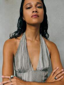 TypaGal Elegantes Kleid für Frauen mit weichem silbernem plissiertem Stoff mit dezenter Schimmeroptik. Der Halter-Ausschnitt und der gestufte Mini-Saum erzeugen eine jugendliche, aber raffinierte Silhouette, ideal als lässiges Kleid für Frauen mit elegantem Touch oder als funkelndes Kleid für besondere Anlässe. - Grau - Übersicht 6